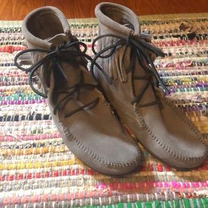 Minnetonka lace up moccasins